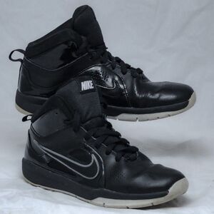 Nike Team Hustle D6 Mid Size 7 Sneakers Black White Youth Boys Girls Nice Shoes